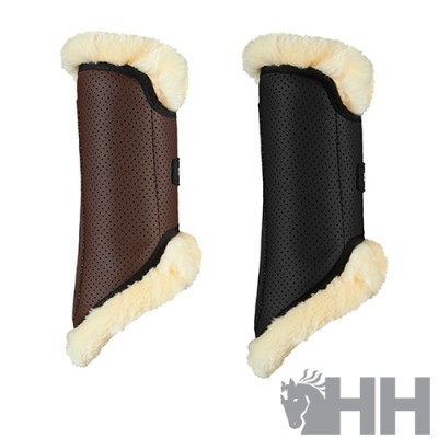 Duas proteções de couro castanha e preta com forro de pelúcia branca e logo HH cinzento.