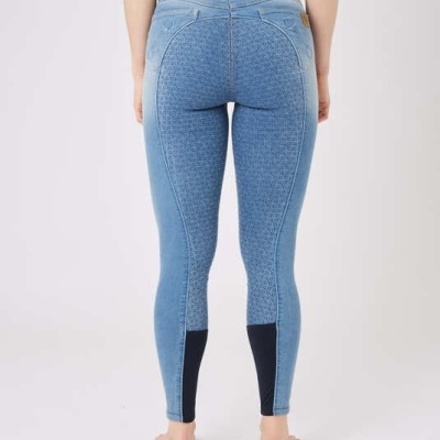 Calças de ganga femininas azul claro com painéis pretos nas pernas vistas de costas