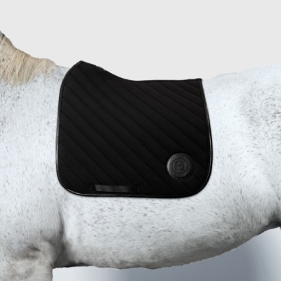 Tapete de sela preto acolchoado em cavalo branco