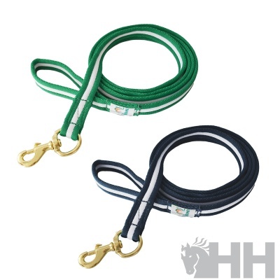 Duas trelas para cães em tecido, uma verde e outra azul-escura, com mosquetões dourados, sobre fundo branco com logótipo HH