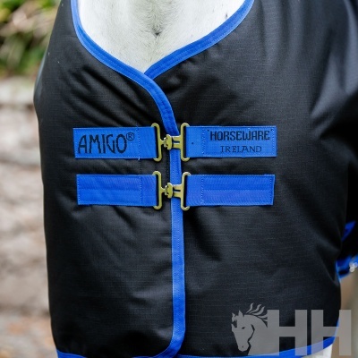 Cobertor para cavalo preto e azul com fechos metálicos e textos AMIGO e HORSEWARE IRELAND