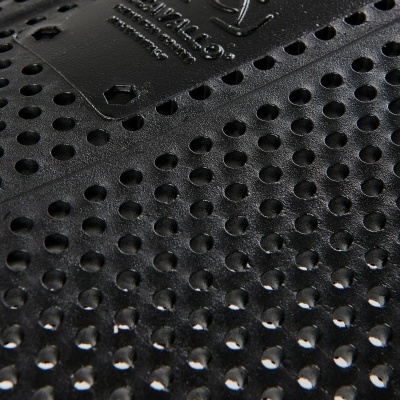 Superfície preta perfurada com etiqueta em relevo