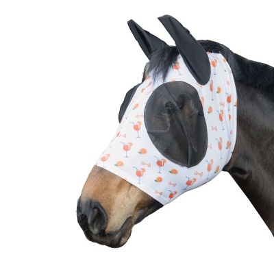 Máscara branca para cavalo com estampa de copos de bebida e laranjas, com rede preta nos olhos.