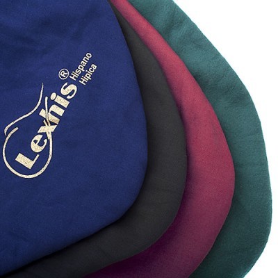 Mantas para cavalo em tecido azul, preto, vermelho e verde com logo bordado