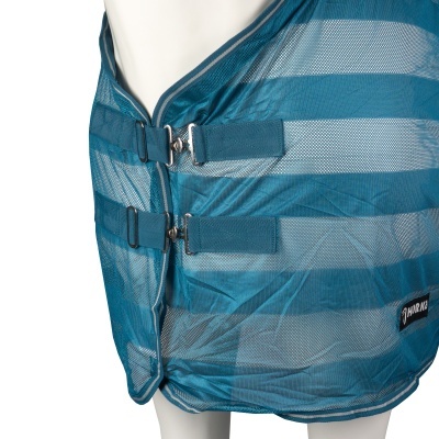 Colete azul translúcido com fivelas e tiras de fixação, padrão listrado e etiqueta com texto