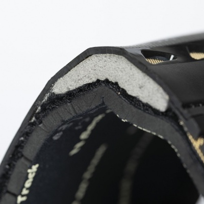 Interior de calçado desportivo preto com costuras e revestimento cinzento claro