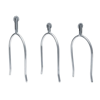 Três esporas metálicas com engrenagens, fundo branco