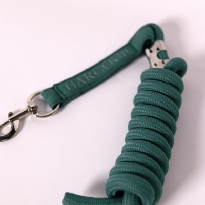 Coarda verde enrolada com agarradeira e mosquetão