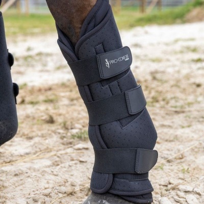 Perneira de proteção preta para cavalo com três tiras de velcro