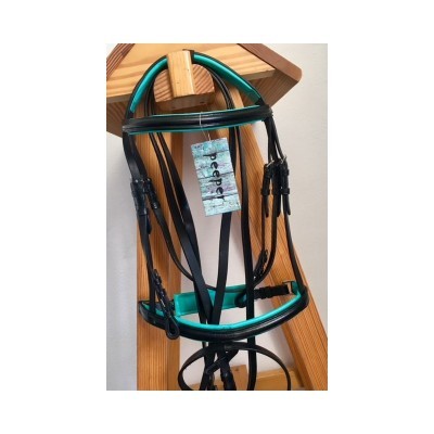 Bridão de cavalo em couro preto com detalhes azuis pendurado em suporte de madeira