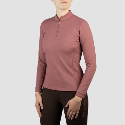 Blusa feminina rosa com padrão discreto e calças justas castanhas com texto Equestrian