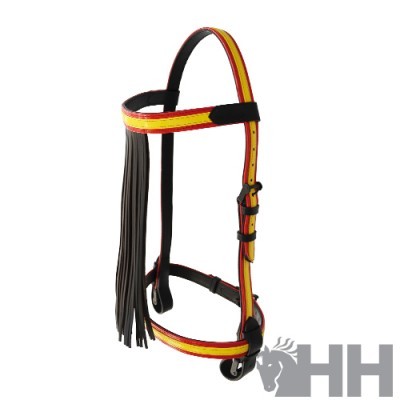Cabeçada para cavalo com fita nas cores vermelho e amarelo e franjas de couro