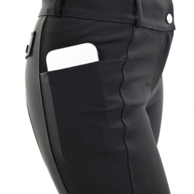 Calças pretas justas com cós alto e botões prateados, com smartphone no bolso lateral