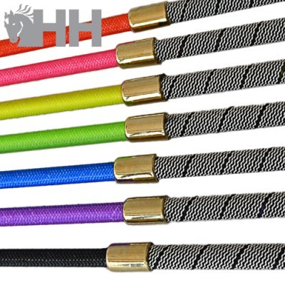 Sete chapéus de chuva coloridos com cabos de metal dourado e padrão preto e branco em fundo branco.