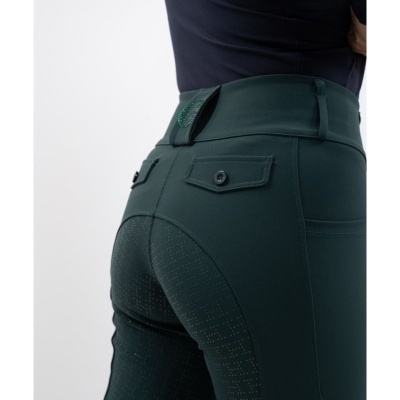 Calças justas femininas verde escuro com padrão de pontos antiderrapantes na parte traseira e bolsos com abas com botões