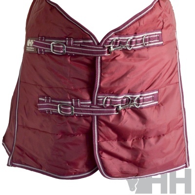 Casaco de cavalo acolchoado vermelho com fivelas e tiras roxas e brancas