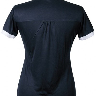 Camisola preta com gola e punhos brancos vista de trás