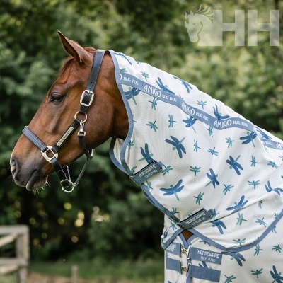 Manta Anti-insetos branca com libélulas azuis numa cabeça e corpo de cavalo castanho em ambiente exterior