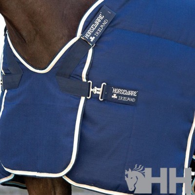 Cobertura azul escura para cavalo com bordas brancas e etiquetas Horseware Ireland