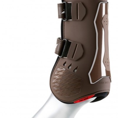 Perneira protectora castanha para cavalo numa perna prateada de manequim