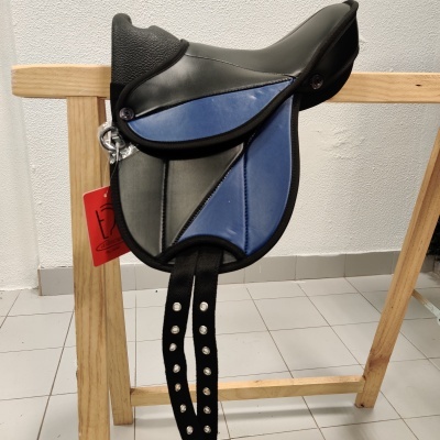 Selim de cavalo preto e azul em couro com correias pretas e rebites