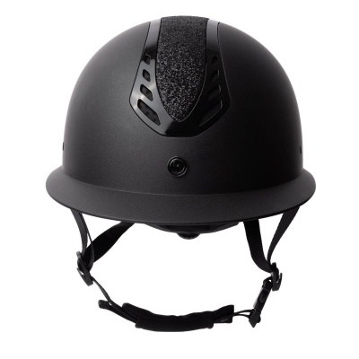 Capacete preto fosco com correias ajustáveis e fundo branco
