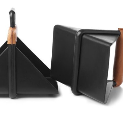 Suporte de livros triangular preto com pega em couro castanho