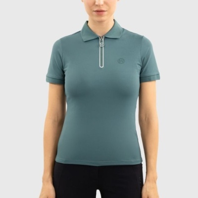 Mulher vestindo polo verde-azulado com fecho na gola e calças pretas