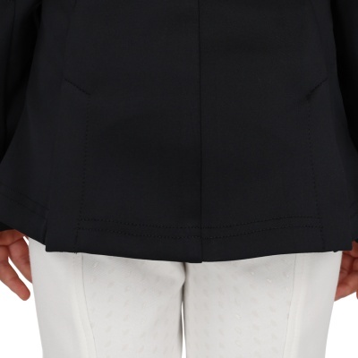Peça de roupa superior preta com bainha e costuras, combinada com calças brancas texturizadas.