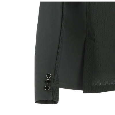 Manga de blazer preta com três botões de metal e tecido translúcido com padrão discreto