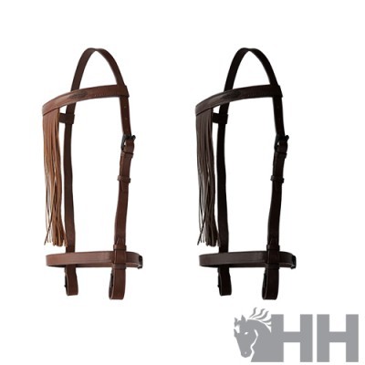 Dois cabrestos de couro castanho e preto com franjas, fundo branco