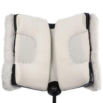 Assento acolchoado creme com interior em pele de carneiro branco e bordas pretas