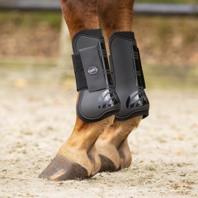 Proteções pretas para pernas de cavalo com velcro em patas traseiras de cavalo