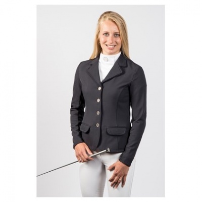 Mulher com blazer preto, calças e camisa branca, segurando uma espada fina