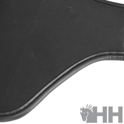 Parte de produto preto com bordas costuradas e logotipo HH com cavalo