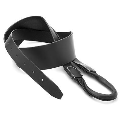 Cinto preto de couro com fivela oval revestida e várias perfurações