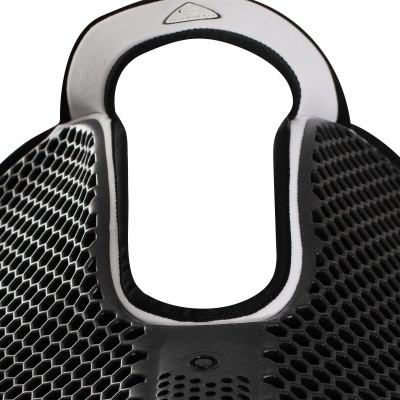 Assento com padrão de colmeia em preto e contorno cinza claro