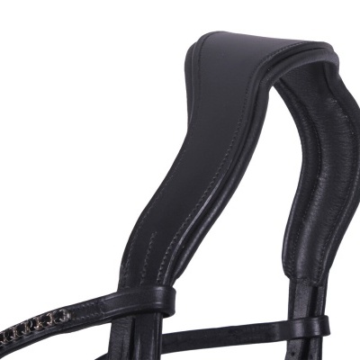 Cabeçada de cavalo preta em couro acolchoado com detalhe em metal.
