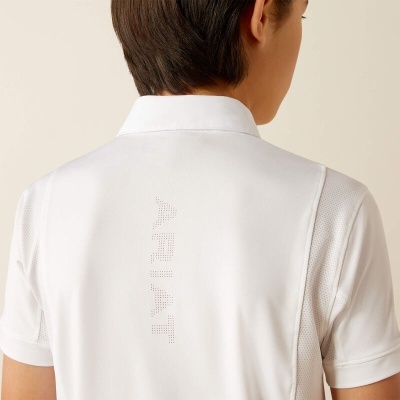 Pessoa de costas com polo branca AHAT em fundo neutro