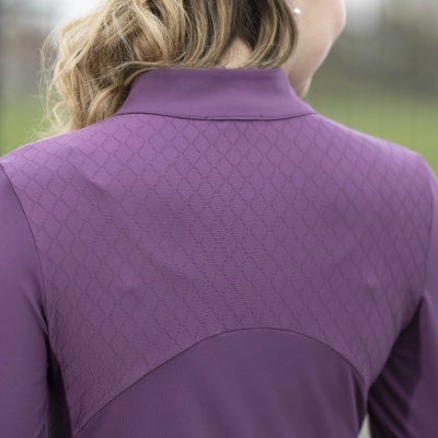 Peça de roupa roxa com padrão texturizado e gola