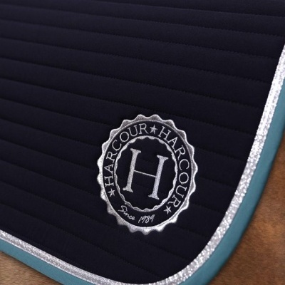 Tapete para cavalo azul escuro acolchoado com bordado HARCOUR e bordas prateadas e azul claro