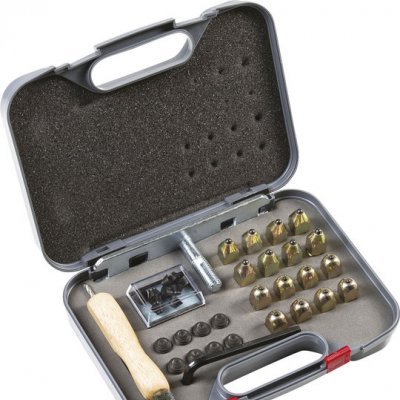 Conjunto de ferramentas para reparação de pneus com várias peças dentro de estojo cinza