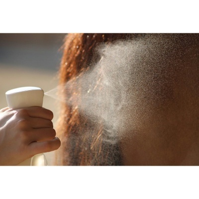 Spray a vaporizar cabelo castanho.