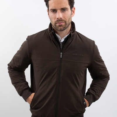 Casaco masculino castanho escuro com fecho frontal e logótipo HARCOUR, usado por homem