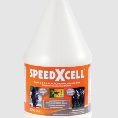 Garrafa plástica branca com rótulo laranja e texto SPEEDXCELL