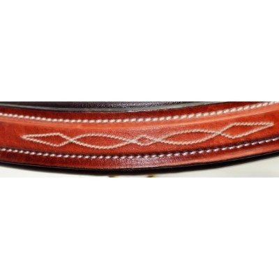 Cinto de couro castanho-avermelhado com bordado bege e costura branca