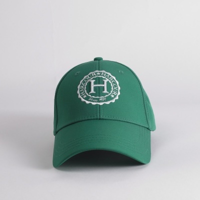 Boné verde com bordado branco em fundo branco