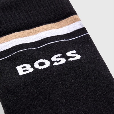 Meia preta com logo BOSS branca e listras bege e branca no topo