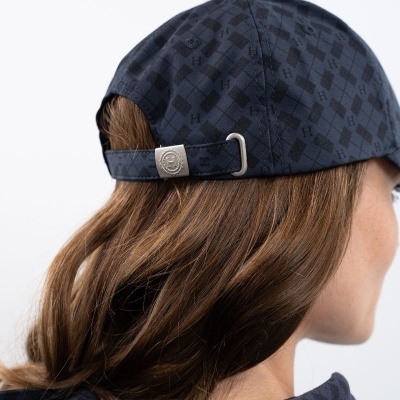 Boné ajustável azul escuro com padrão monogramado e fecho metálico