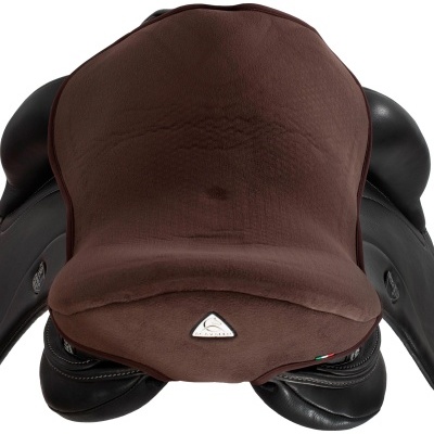 Sela de cavalo preta com protetor marrom escuro e emblema metálico triangular